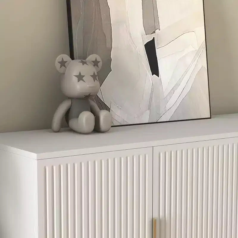 Buffet moderne de 144 cm avec panneaux latéraux rainurés et étagères réglables, blanc