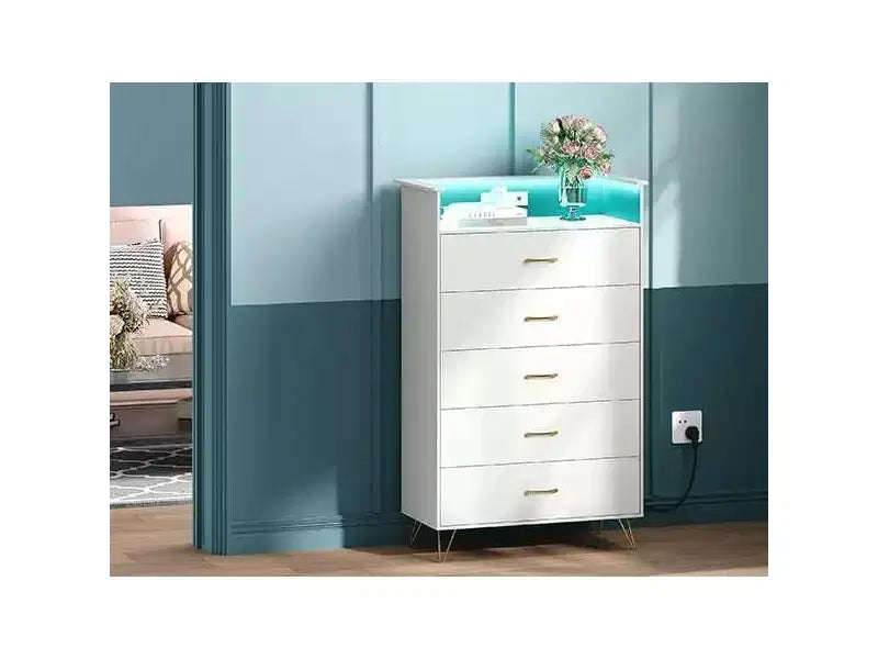 Commode haute moderne à 5 tiroirs pour chambre à coucher, commode en bois avec glissières à fermeture silencieuse, résistante à l'eau, 84,6 x 42,4 x 134,9 cm