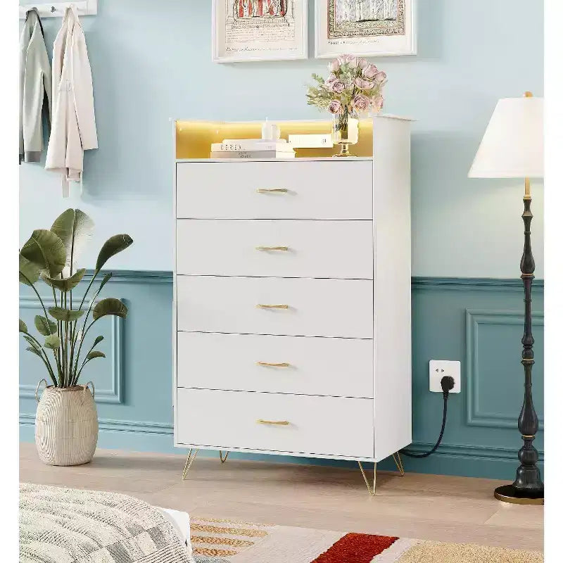Commode haute moderne à 5 tiroirs pour chambre à coucher, commode en bois avec glissières à fermeture silencieuse, résistante à l'eau, 84,6 x 42,4 x 134,9 cm